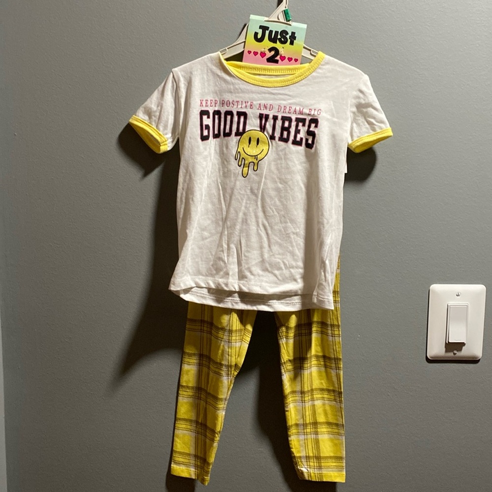 BRAND NEW GIRLS 2 PIECE SET SIZE 4! NWT. SMOKE FREE HOME!